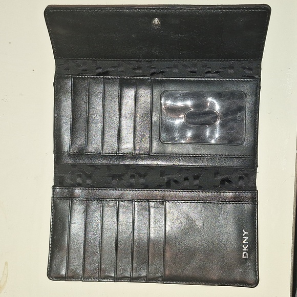 DKNY Wallet - Picture 3 of 3